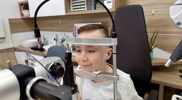 Okuliare alebo kontaktné šošovky? Prečo u detí s krátkozrakosťou niekedy odporúčame oboje