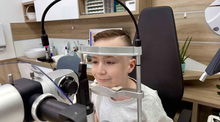 Okuliare alebo kontaktné šošovky? Prečo u detí s krátkozrakosťou niekedy odporúčame oboje