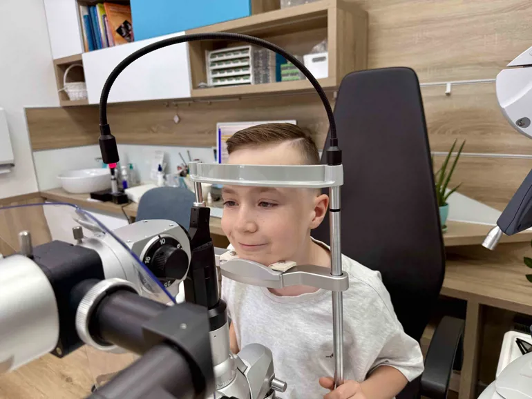 Okuliare alebo kontaktné šošovky? Prečo u detí s krátkozrakosťou niekedy odporúčame oboje