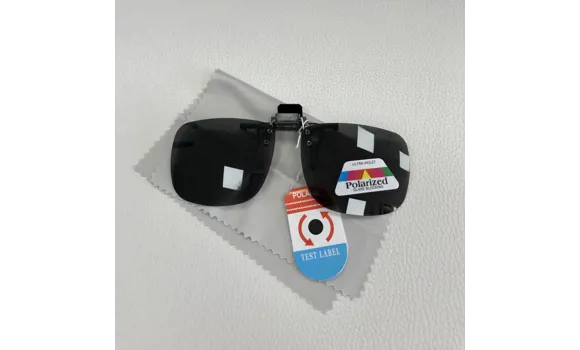 Slnečný polarizačný klip na okuliare sivý odklápací, veľ. 56x37mm